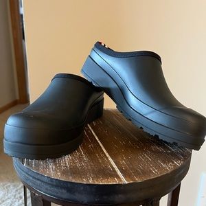 Black Hunter Clogs